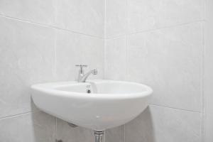 Comfort and Warm 2BR at Parkland Avenue Apartment By Travelio