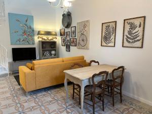 Stylish Boutique Duplex Apartment Home - Orange - 2 Double Bedrooms