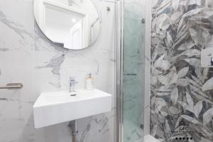 GFC Eternal Rome Apartment - 5min to Tiburtina Station MetroB, 2 Bathrooms, Terrace, A-C