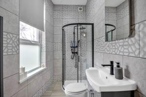 Cozy 2BR Apartment - Free Parking - Equipped Kitchen