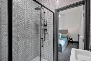 Cozy 2BR Apartment - Free Parking - Equipped Kitchen