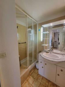 Maison de vacances 6 couchages, 2 chambres, mezzanine, wifi, 100m de la plage residence VILLAGE MER LRVM26