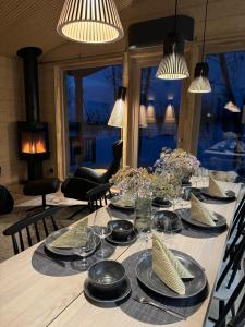 Mehtäherran Maja with a Saana fell view