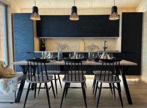 Mehtäherran Maja with a Saana fell view