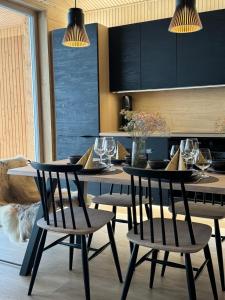 Mehtäherran Maja with a Saana fell view