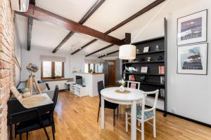 Park Krakowski Loft Apartment by BookingHost