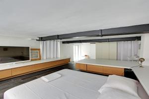 Large Duplex Le Marais