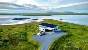 Austurey - Lakefront Villa - Arabaer