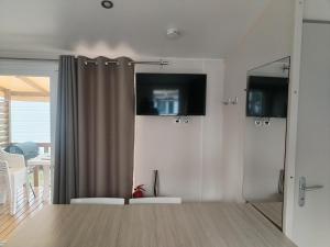 Campings Mobil-Home 6 personnes avec TV et clim N' B025 : photos des chambres