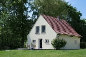 Ferienhaus-Remise-direkt-am-Wasser-im-Gut-Grubnow-Ruegen - Grubnow