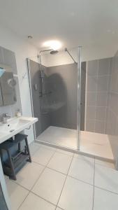 Maisons d'hotes L3 Chambre double au Domaine de Treuillaud avec piscine : photos des chambres