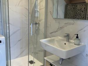 Maison neuve à Le Palais avec WIFI, proche plage - FR-1-418-266