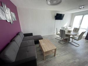 Deux pièces rénové proche centre, parking inclus - FR-1-723-174
