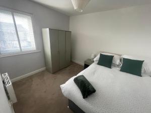 Horsforth Studios- A Home From Home Perfectly Located 6 minutes to LBA Airport and a 1 Minute Walk to the Station- Sleeps up to 4