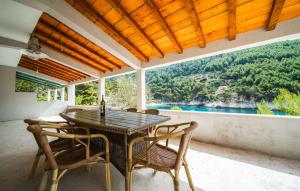 4 Bedroom Beach Front Home In Pupnat