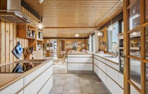 5 Bedroom Lovely Home In Saltum