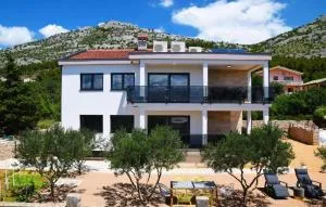 Nice Apartment In Starigrad With Wifi - Punta