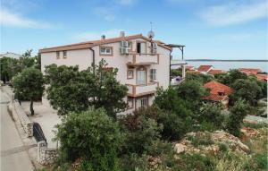 1 Bedroom Stunning Apartment In Mandre 