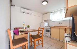 Amazing Apartment In Cizici With Wifi 