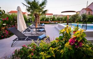 6 Bedroom Stunning Home In Sinj