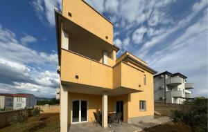 2 Bedroom Gorgeous Apartment In Omisalj