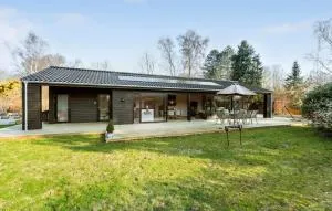 Stunning Home In Dronningmølle - Hulerød