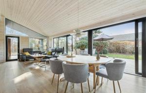 Stunning Home In Dronningmølle