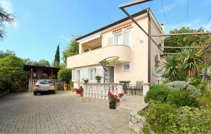 Beautiful Apartment In Cizici With Wifi 
