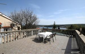 Beautiful Apartment In Cizici With Wifi