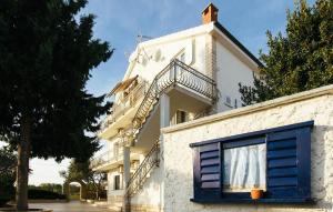 Cozy Apartment In Jezera With Wifi