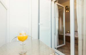 Cozy Apartment In Jezera With Wifi