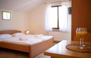 Cozy Apartment In Jezera With Wifi