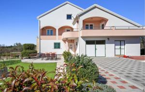 2 Bedroom Stunning Apartment In Skradin 