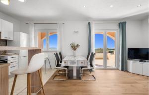 2 Bedroom Stunning Apartment In Skradin 