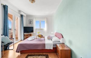 2 Bedroom Stunning Apartment In Skradin 