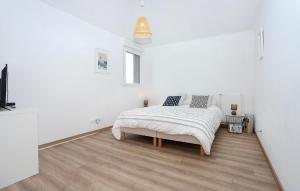 3 Bedroom Cozy Apartment In Saint-Malo