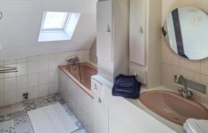 Maisons de vacances 2 Bedroom Stunning Home In Caden : photos des chambres