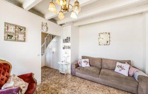 Maisons de vacances 2 Bedroom Cozy Home In Oradour-Fanais : photos des chambres