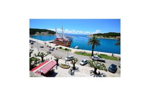 Amazing Apartment In Makarska