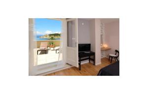 Amazing Apartment In Makarska