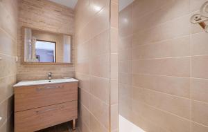 Maisons de vacances Awesome Home In Peymeinade With Wifi : Maison de Vacances Six Chambres