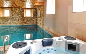 Maisons de vacances Awesome Home In La Chapelle-Aubareil : photos des chambres