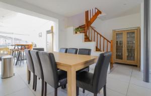 4 Bedroom Awesome Home In Petite-Synthe