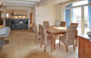 Maisons de vacances Awesome Home In Goult With Wifi : photos des chambres