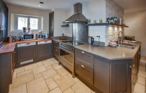 Awesome Home In Goult With Wifi