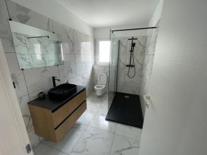 Villas Villa-de Luxe-Salle de bain-Vue sur la campagne a 5 minutes de la mer Qui est compose de 5 chambres : photos des chambres