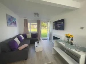 Look no further Gorgeous newly renovated contemporary chalet Sandown Bay Holiday Centre - Brading