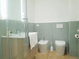 QUEEN HOME VENICE TRAIN STATION Noemi & Angel