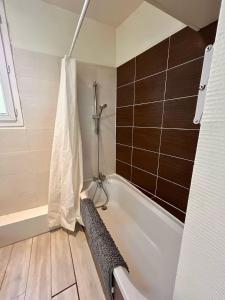Appartements Rue pietonne - 4 pers - Proche place du marche : photos des chambres