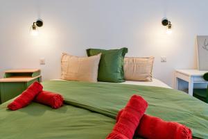 Flora - Hypercentral City trip Cozy - by TGB